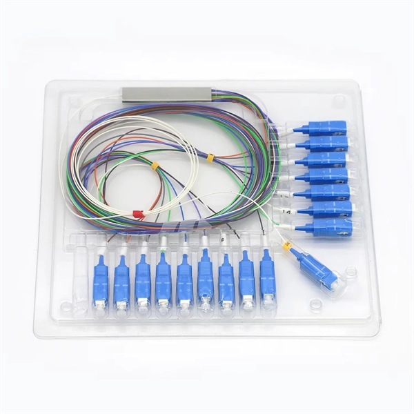 Plug for wiring port in distribution box